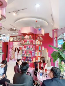 Hà Mi cùng Chủ Tịch Nước Hoa Charme Perfume trao đổi kinh nghiệm