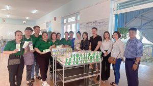 Hoa Hậu Vũ Vương Hà Mi từ thiện cho người già neo đơn