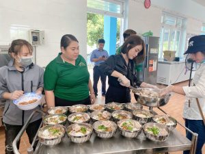 Vũ Vương Hà Mi cùng nhóm thiện nguyện chia phần ăn cho các cụ.