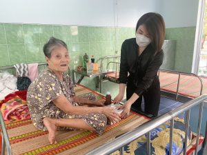 Vũ Vương Hà Mi trong buổi thiện nguyện cho người già neo đơn