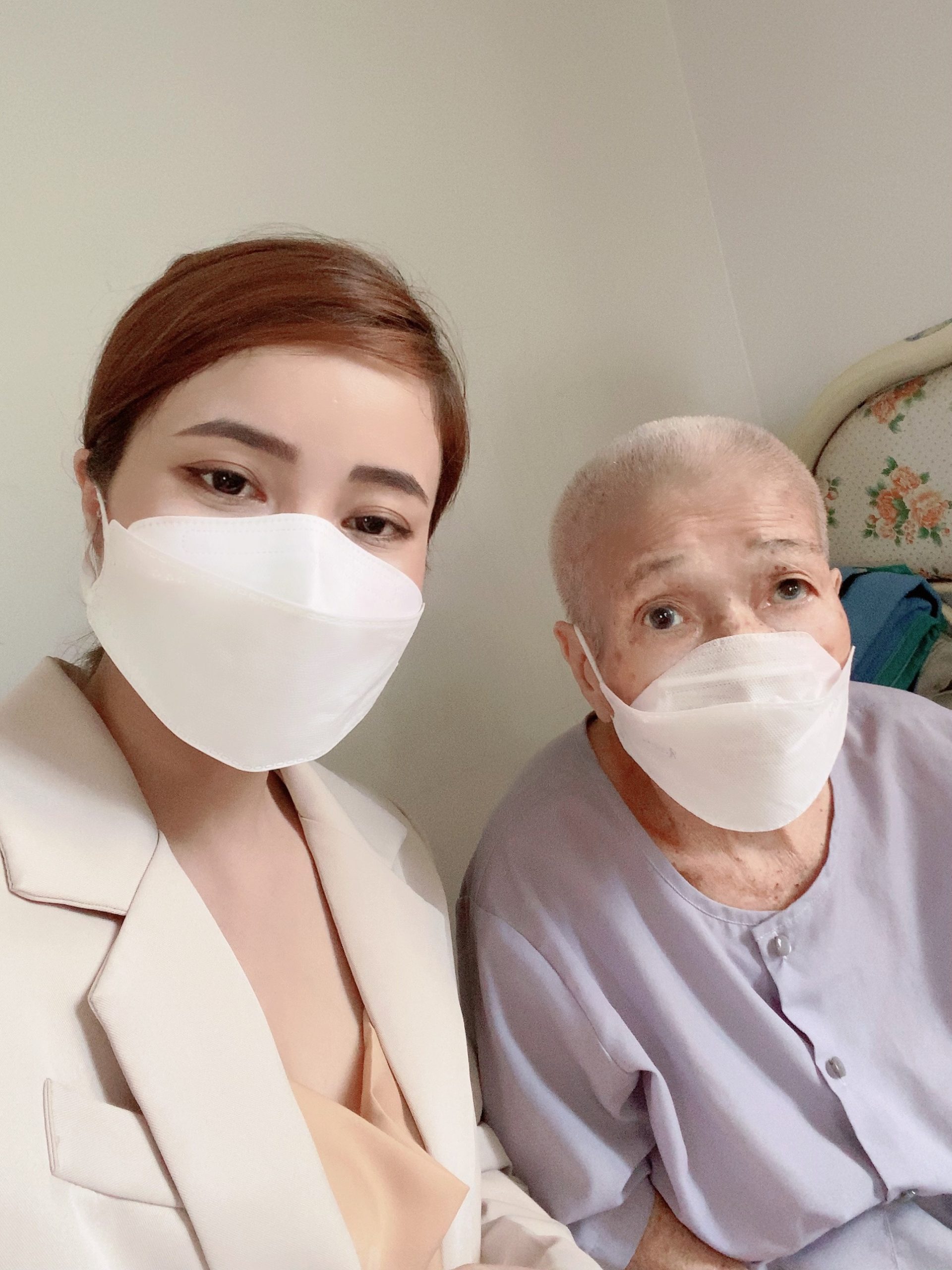 Hoa Hậu hà Mi cùng cụ bà bên mái ấm tình thương Diệu Pháp