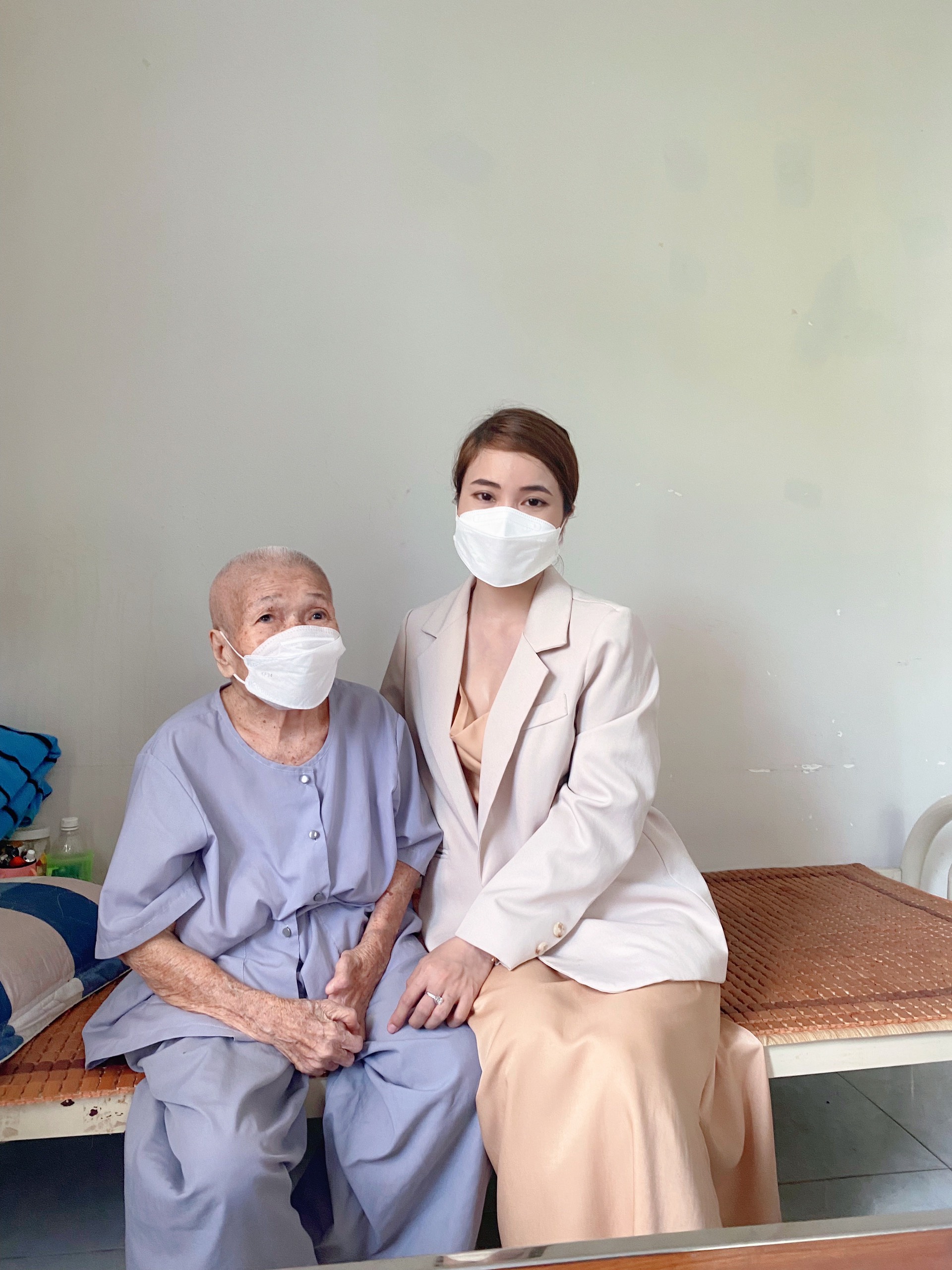 Hoa Hậu Hà Mi cùng cụ bà bên mái ấm tình thương Diệu Pháp