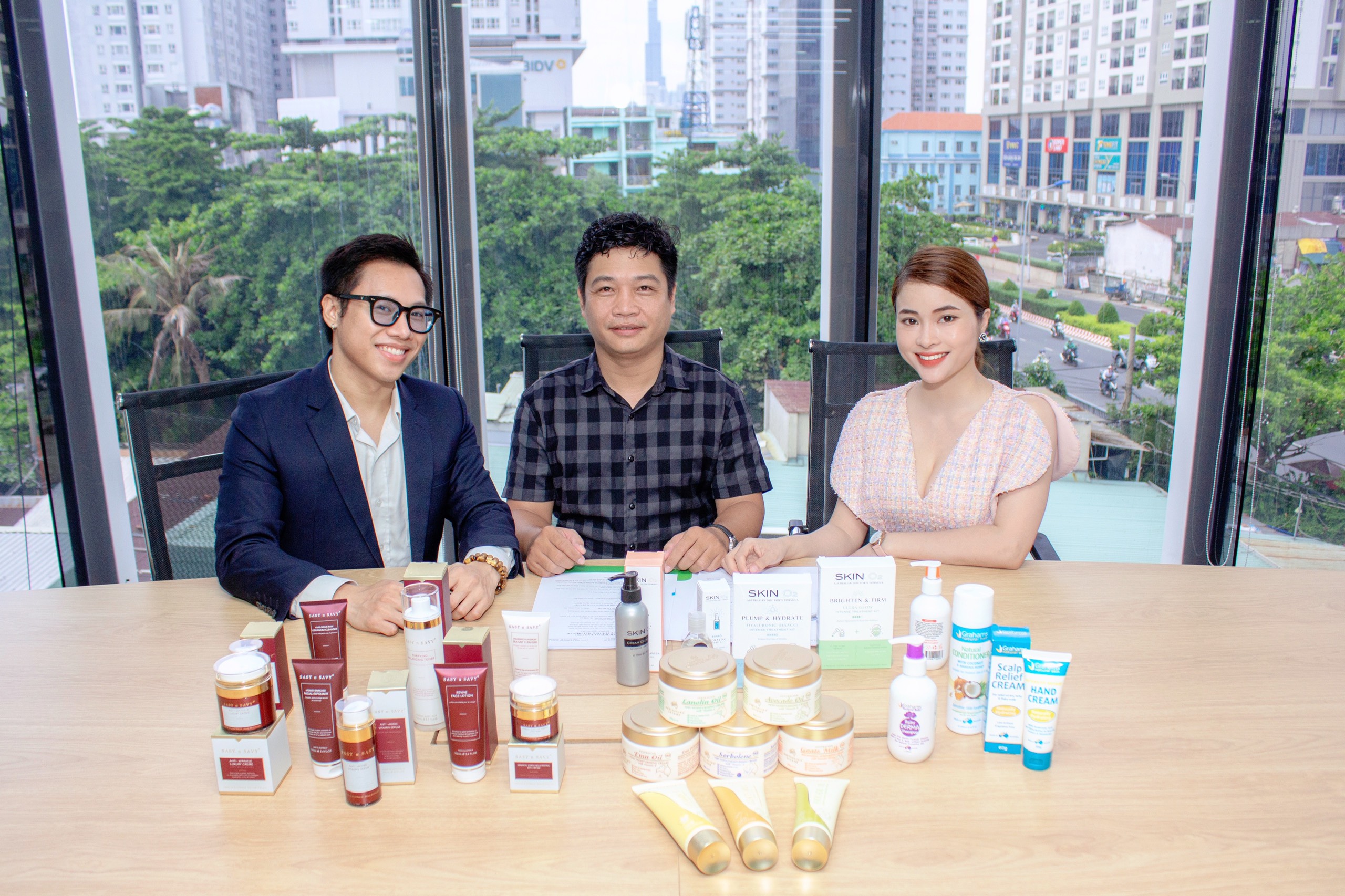 Ông Triệu Đặng Hiếu – Vũ Vương Hà Mi Tổng giám đốc công ty OMEWA